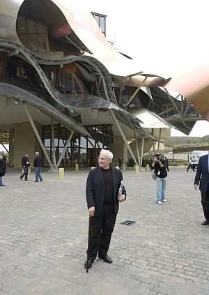 Frank Gehry delante del hotel Marqus de Riscal. (Foto: EFE)