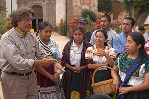 Miguel de la Quadra charla con un grupo de indgenas purpechas.