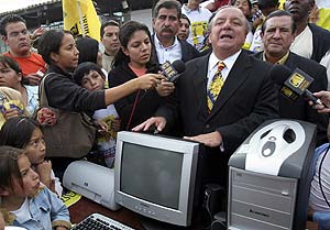 Noboa, empresario, político y millonario, regaló ordenadores en una escuela. (Foto: EFE)