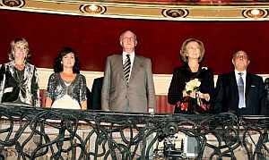 Los REyes durante la actuacin celebrada en el Teatro de la Zarzuela. (Foto: EFE)