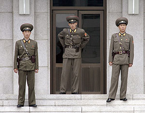 Soldados norcoreanos hacen guardia en la frontera con Corea del Sur. (Foto: EFE)