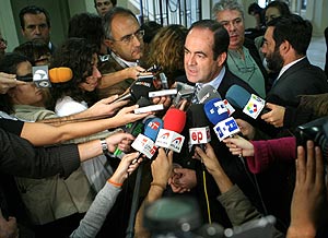 José Bono, ayer, ante la prensa en Madrid. (Foto: EFE)