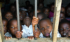 Nios en un orfanato de Malawi. (Foto: AFP)