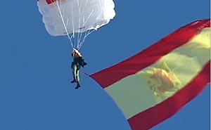 Un miembro de la Bripac, sobrevolando la Castellana con la bandera española. (Foto: TVE)