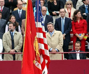 Zapatero (a la derecha), en el desfile de 2003, cuando permaneció sentado al paso de la bandera de EEUU. (Foto: EFE)