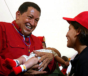 Todavía con 'la roja', Chávez sostiene un niño. (Foto: Efe)
