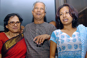 Mohamed Yunus, con su esposa y su hija tras conocer la noticia. (Foto: AFP)