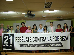 Representantes de la Alianza Espaola, con la pancarta de las movilizaciones. (Foto: Pobreza Cero)