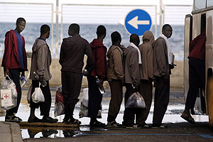 Varios inmigrantes en Canarias. (Foto: EFE)