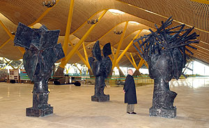 Un hombre observa esculturas de Manolo Valds de la terminal del aeropuerto madrileo. (Foto: Paco Toledo)