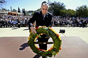 Mosh Katzav, durante una ceremonia por las vctimas del Holocausto del pasado mayo. (Foto: AFP)