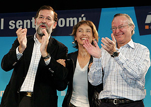 Piqu junto a Rajoy en el mitin celebrado el domingo en L' Hospitalet. (Foto: Begoa Rivas)