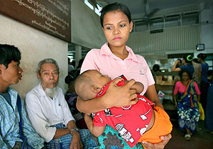 Una mujer birmana espera con su hijo enfermo en brazos ser atendida. (Foto: EFE)