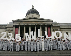 Activistas contra la pobreza celebran en Londres el Rcord Guinness. (Foto: AP)