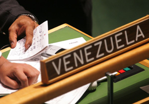 Los representantes de Venezuela cuentan los votos de una de las sesiones. (Foto: AFP)