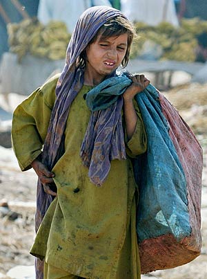 Una niña paquistaní busca basura para reciclar y obtener dinero. (Foto: AP)