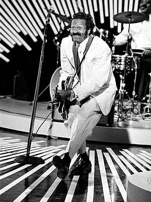 Chuck Berry hace el 'paso de la oca' durante un concierto en 1980. (Foto: AP)