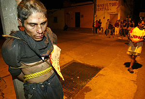 Uno de los detenidos y atado en Oaxaca. (Foto: REUTERS)