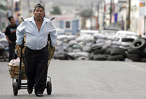 Un hombre cerca de una barricada. (Foto: REUTERS)