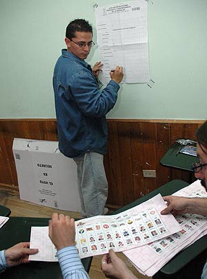 Miembros de un colegio electoral cuentan votos el da de las elecciones. (Foto: Afp)