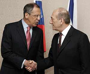 Olmert saluda a Lavrov en Mosc. (Foto: AP)