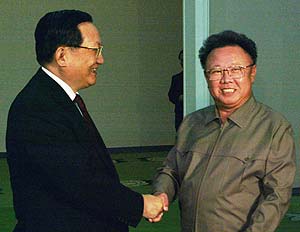 Tang Jiaxuan y Kim Jong Il, el jueves en Pyongyang. (Foto: EFE)