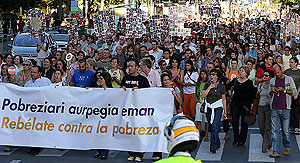 Cientos de personas en la marcha de San Sebastin. (Foto: EFE)