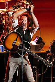 Springsteen, durante el recital ofrecido en Granada. (EFE)