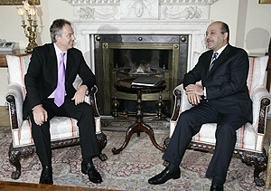El vicepremir ministro iraquí junto a Tony Blair en Downing Street. (Foto: AFP)
