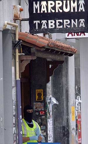 Un agente en la 'herriko' 'Marruma', en el barrio de Gros en San Sebastián. (Foto: EFE)