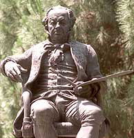 Estatua de Goya frente a la ermita de San Antonio de la Florida. (Foto: J. Ayma)
