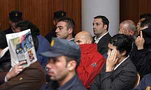Surez Trashorras, junto a otros acusados, durante el juicio. (Foto: EFE)