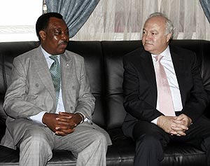 Obiang y Moratinos, en un momento de la reunión. (Foto:l EFE)