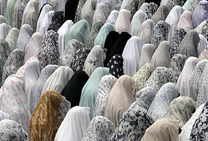 Mujeres iranes rezando durante el mes de Ramadn. (Foto: AP)