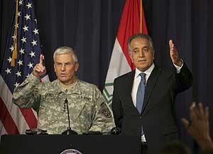 El general Casey (izda.) y el embajador Khalilzad, en Bagdad. (Foto:EFE)