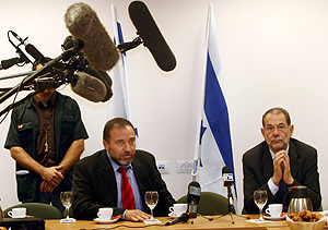 Javier Solana con Avigdor Lieberman. (Foto: EFE)