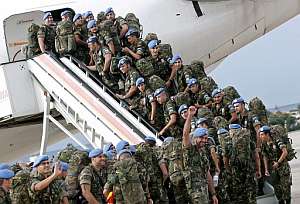 Los legionarios espaoles, en el aeropuerto de Almera. (Foto: EFE)