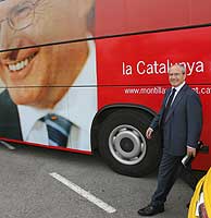 El candidato del PSC, Jos Montilla, junto al autobs de campaa. (Foto: J. Antonio)