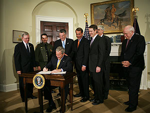 Bush, en el momento en que firma la 'Ley del Muro'. (Foto: AFP)