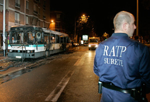 Un autobs quemado en Naterre. (Foto: AFP)