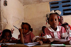 Un grupo de escolares del barrio Cite Soleil de Puerto Prncipe, Hait. (Foto: EFE)
