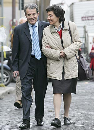 Prodi y su esposa, Flavia. (Foto: EFE)