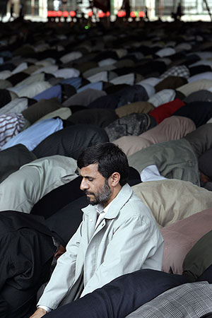 Mahmoud Ahmadinejad este viernes en la oracin del medio da. (Foto: REUTERS)