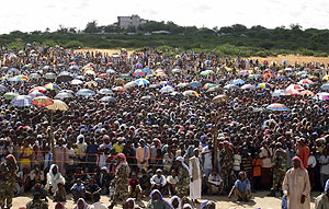 Miles de personas reunidas para escuchar al líder de las milicias somalíes. (Foto: REUTERS)