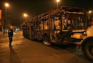 Un autobus, destruido por grupos de encapuchados en Blanc-Mesnil. (Foto: EFE)