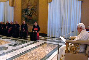 Benedicto XVI, junto a los obispos irlandeses en el Vaticano. (Foto: AP/L'Osservatore Romano)