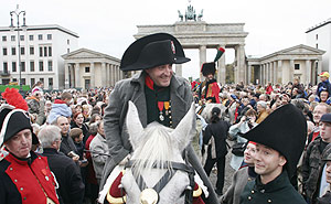 El actor Mark Schneider, como Napolen Bonaparte, en el desfile. (Foto: AFP)
