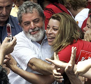 Lula abraza y saluda a sus seguidores en So Bernardo do Campo. (Foto: REUTERS)
