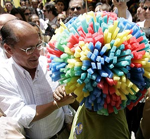 Alckmin estrecha la mano de un simpatizante en Ro de Janeiro. (Foto: REUTERS)