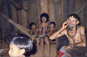 Vicente Caas, junto a miembros de su tribu. (Foto: EFE)